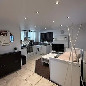  Apartment Cosy Guest Suite, West London